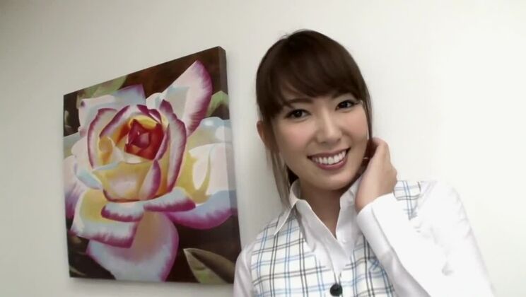 Affascinante sgualdrina giapponese con un fantastico video di sesso con pipì all'aperto