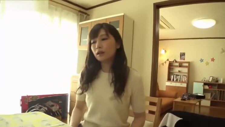 Piacevole donna asiatica dal seno piccolo