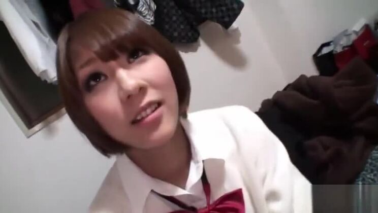 Bellissima donna orientale dal seno piatto in una fantastica performance porno con le dita