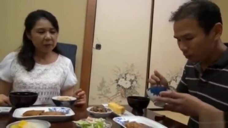 Incredibile donna asiatica sposata con un fantastico video di sesso con urina