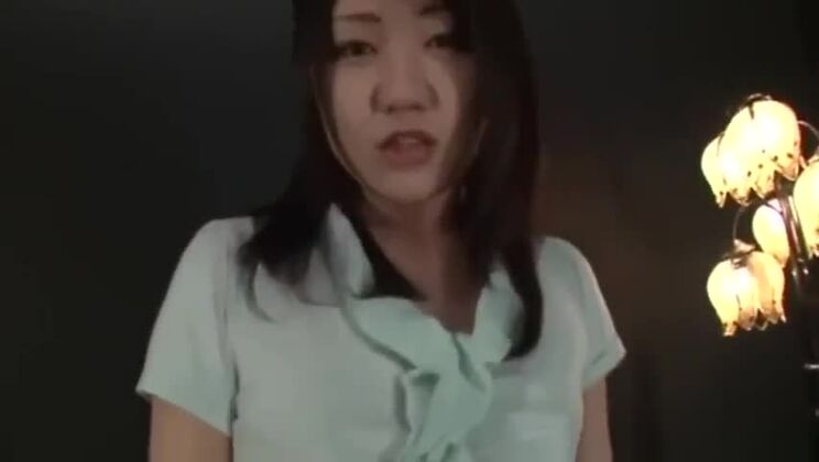 Bella cagna giapponese in un divertimento fetish ultra glamour