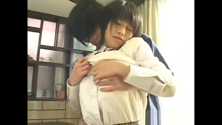 Una seducente troia asiatica in un autentico video hardcore