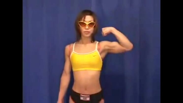 Splendida donna orientale dal seno piatto che viene penetrata con molta forza