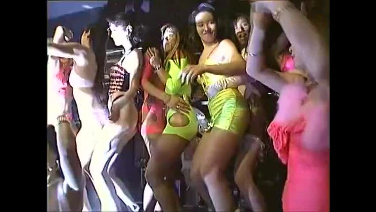 Una graziosa prostituta giapponese si esibisce in una selvaggia scena di gangbang XXX