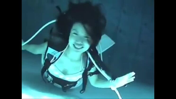 Una splendida ragazza giapponese vive un'esperienza di cosplay XXX bollente.