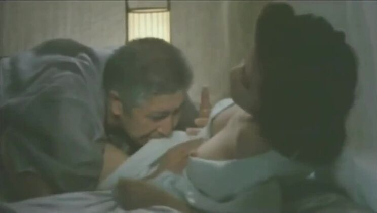 Una procace giapponese in un video porno spinto