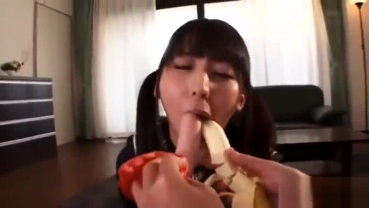 Adorabile puttana orientale che esegue un video porno di gola profonda