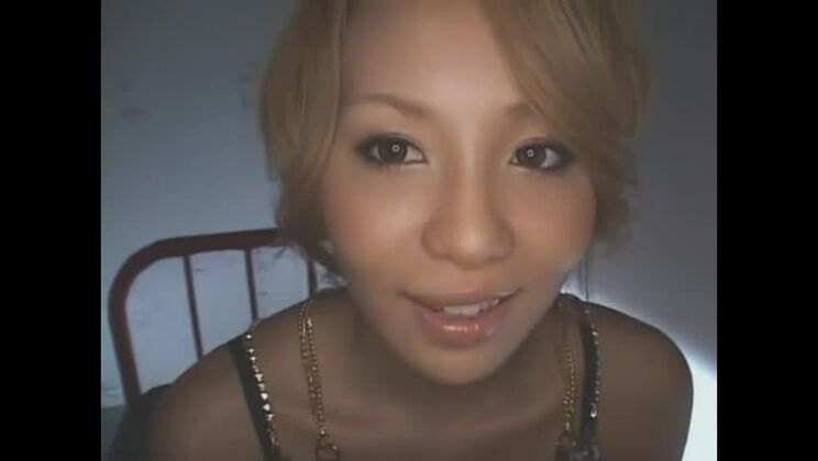 La sexy giapponese Rika Ayane