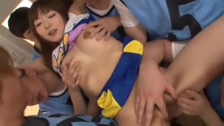 Elegante donna giapponese dal seno prosperoso