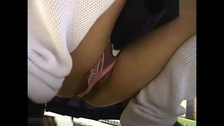 Una splendida ragazza asiatica realizza i suoi sogni erotici più spinti in un luogo pubblico.