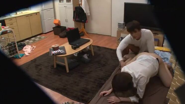 ragazza giapponese dal seno prosperoso