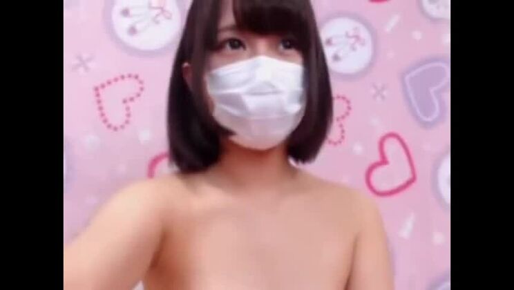 Affascinante ragazza orientale con piccole tette in un bellissimo video amatoriale