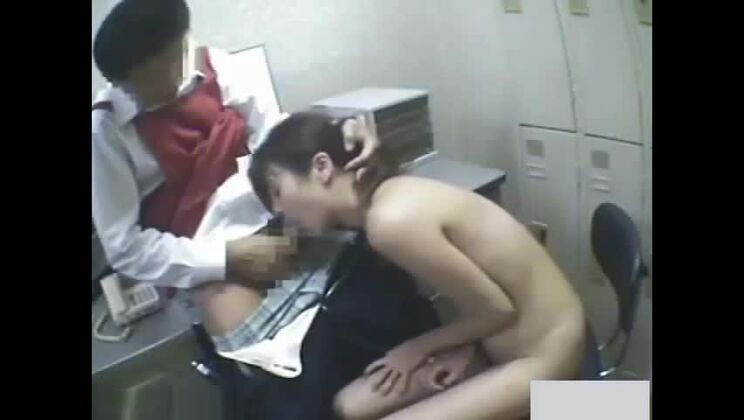 Elegante ragazza giapponese in un video amatoriale di sesso privato.