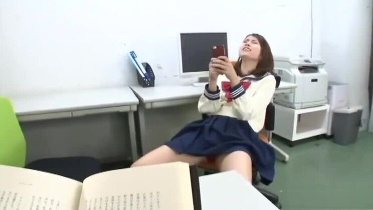 Donna asiatica tranquilla