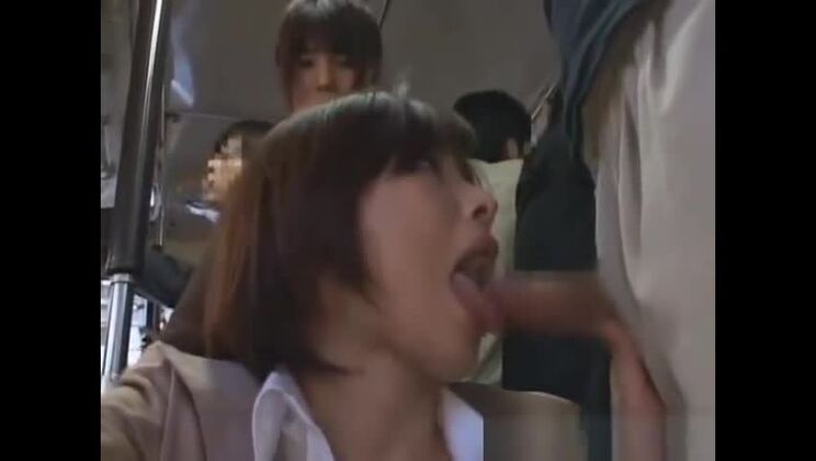 Cagna giapponese sexy in pubblico