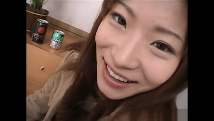 Una graziosa troia giapponese dalle tette grosse ha ricevuto una sborrata in faccia