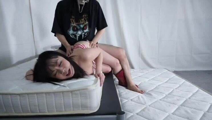 Cagna giapponese divina che si esibisce in un video porno fetish