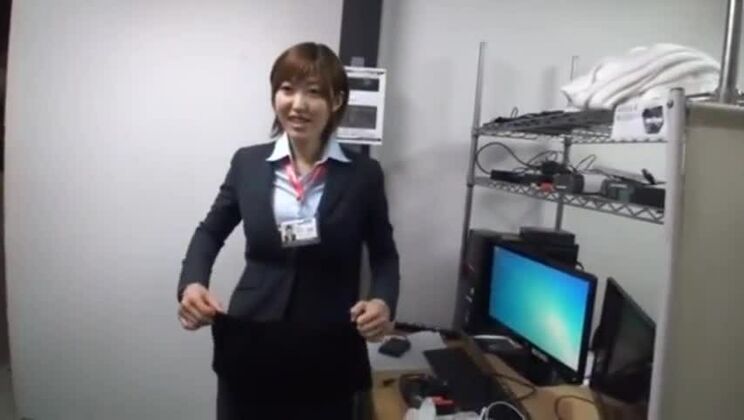 Prostituta giapponese dalla carnagione scura e ambrosiaca in luogo pubblico