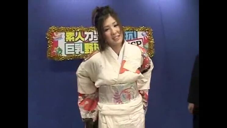 Bella puttana orientale prosperosa in grande porno amatoriale in pubblico