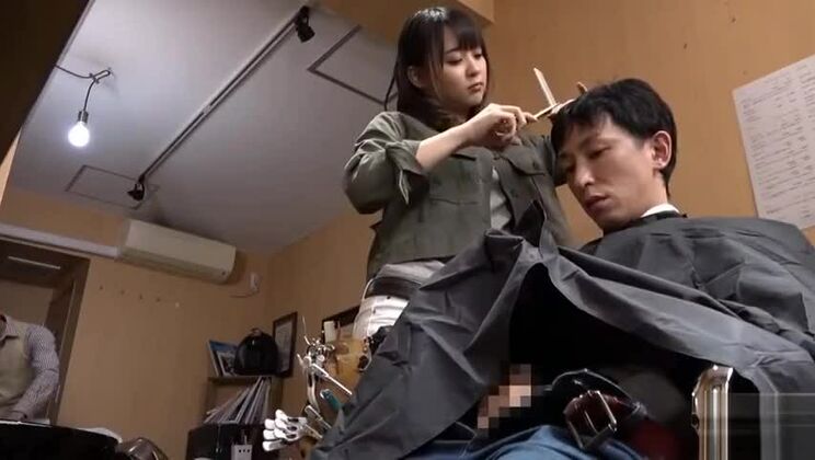 Una prostituta giapponese piccante è stata scopata molto duramente in un luogo pubblico.