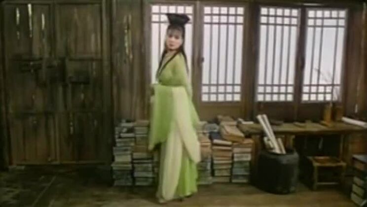 Una graziosa e prosperosa asiatica si esibisce in una scena di bukkake.