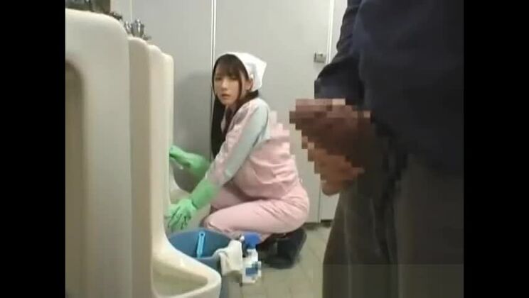 Deliziosa prostituta giapponese con un fantastico video di sesso con urina