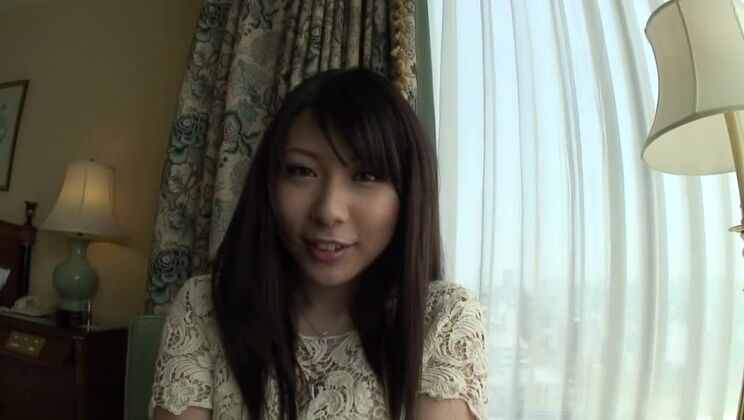 Bella prostituta orientale con seno prosperoso in un vero video porno amatoriale