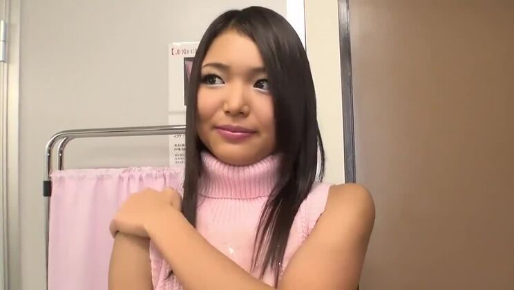 Una graziosa puttana orientale scura in un film bukkake