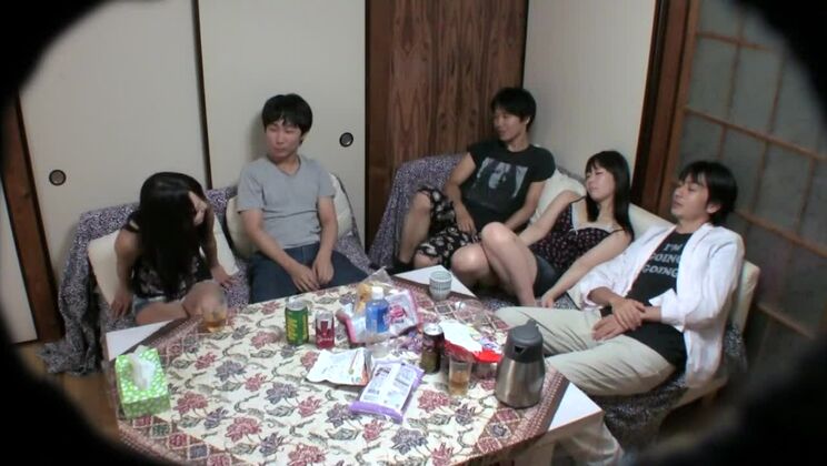 Dolce giapponese huzzy in incredibile video di sesso di gruppo