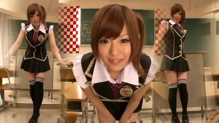 L'ammirevole asiatica Miku Airi si esibisce in una performance fetish trasgressiva.