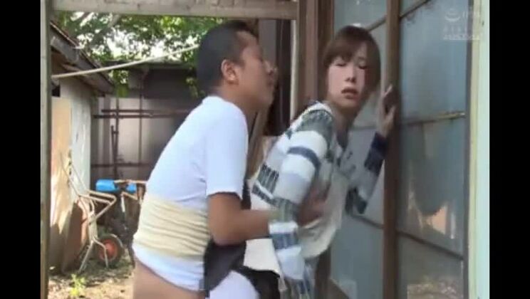 Affascinante donna giapponese sposata viene scopata in un video porno amatoriale