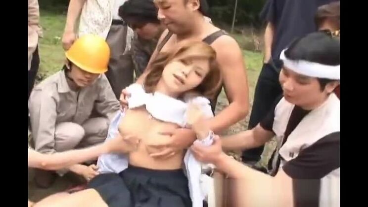 La graziosa orientale Akane Hotaru in pubblico