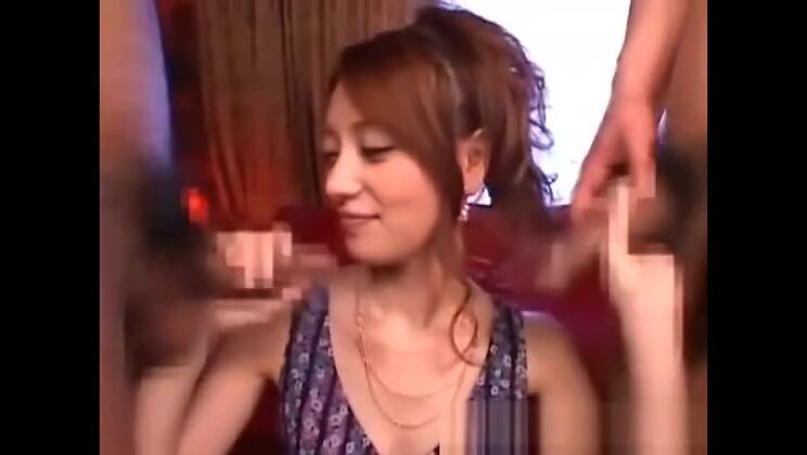 Incredibile prostituta giapponese in un'orgia da urlo