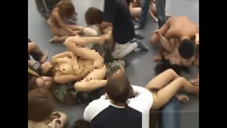 Una divina orientale sfacciata fa sesso in gruppo