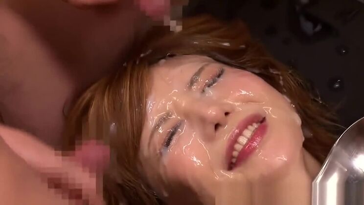 La divina brunetta asiatica troia sta ricevendo un bukkake di massa