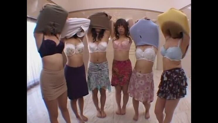 Attraente troia giapponese con seno prosperoso che si esibisce in un sesso di gruppo