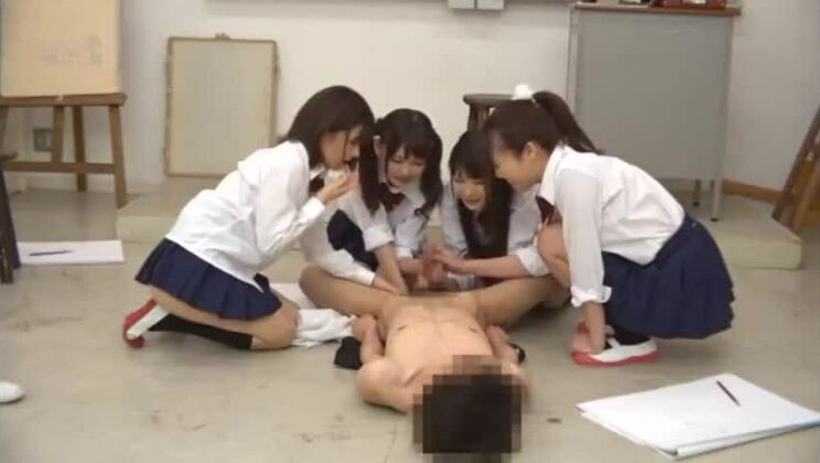 Una succosa troia asiatica che realizza i suoi sporchi e perversi sogni.