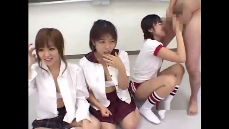 Una graziosa ragazza orientale dal seno piatto partecipa a un'orgia bollente.