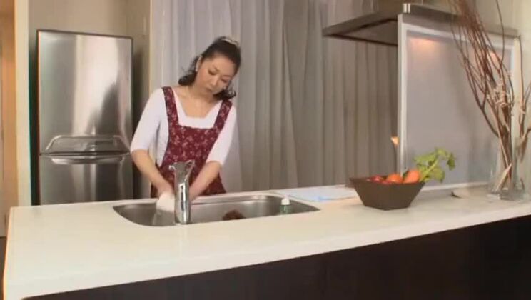 Ragazza giapponese carina e formosa