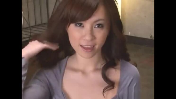 Una graziosa ragazza asiatica si esibisce in una selvaggia scena di gangbang XXX