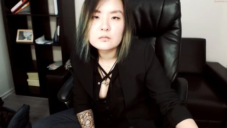 Cagna orientale elegante e dal seno piatto in un bellissimo video amatoriale