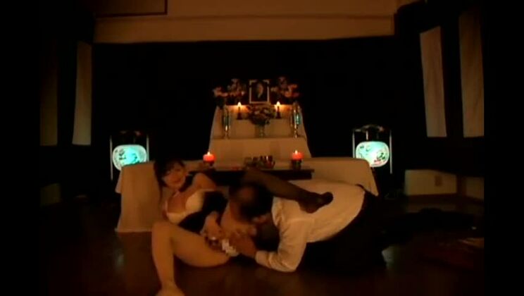 Bella donna giapponese sposata in un video porno perverso