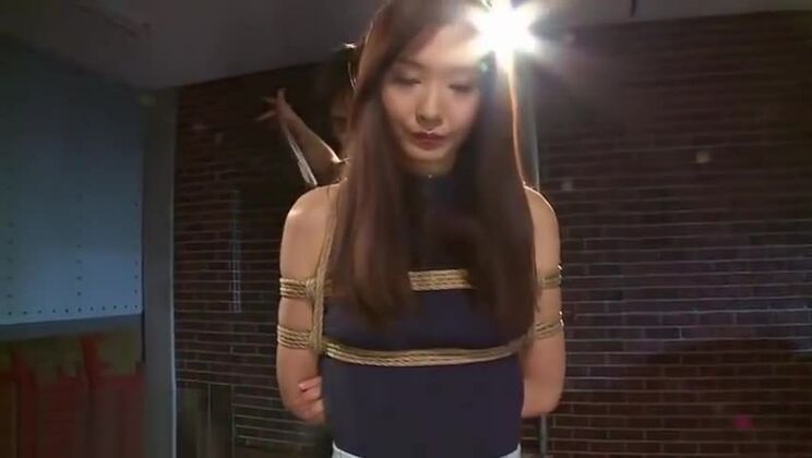 Bella ragazza giapponese protagonista di un bellissimo video di sesso fetish