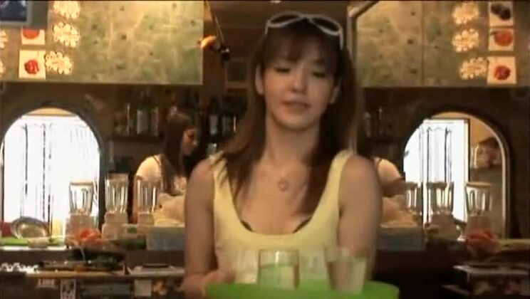 Adorabile cagnolina giapponese che si diverte da dilettante