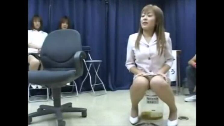 Incantevole prostituta orientale con un fantastico video di sesso con urina