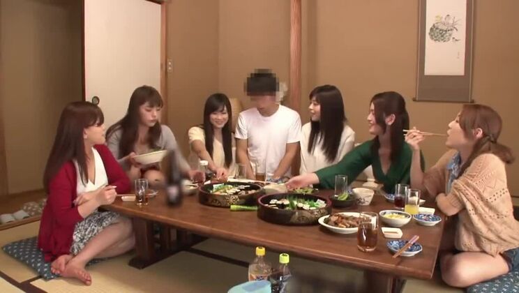 Ragazza giapponese carina e prosperosa