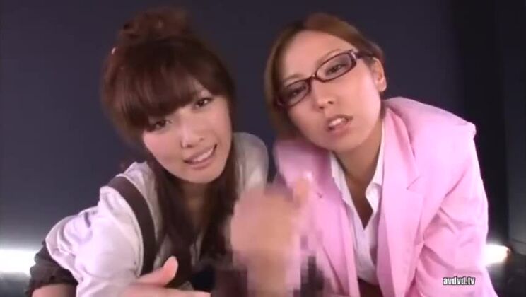 Bella donna asiatica protagonista di un bellissimo video di sesso fetish