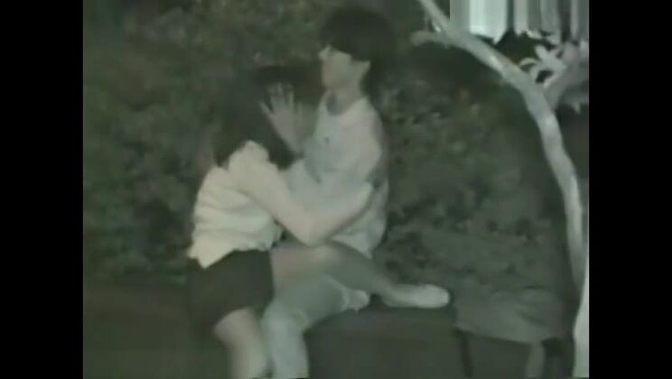 Splendida ragazza asiatica in un bellissimo video amatoriale girato in un luogo pubblico.