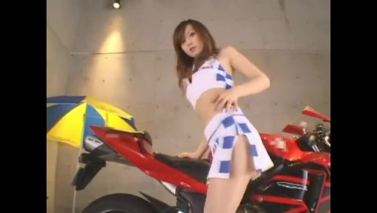 Incredibile ragazza giapponese in una scena ravvicinata mozzafiato in pubblico.