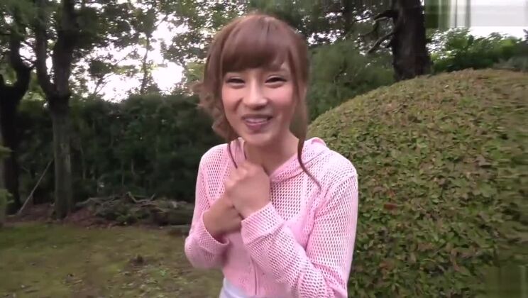 Anna Anjyo, asiatica e dolce, in un ambiente esterno.